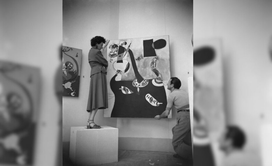 Peggy Guggenheim montando 