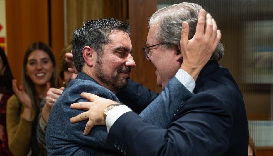 Momento de la transición gerencial entre el Dr. Julio Martínez y el Dr. Alfredo Torres. Foto: cedida a Montevideo Portal