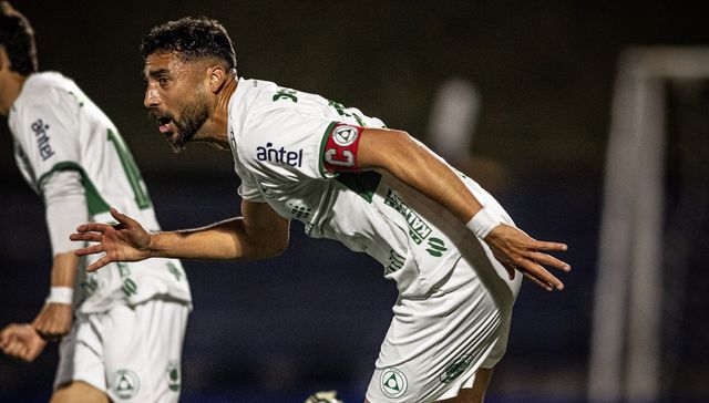 Le pisan los talones