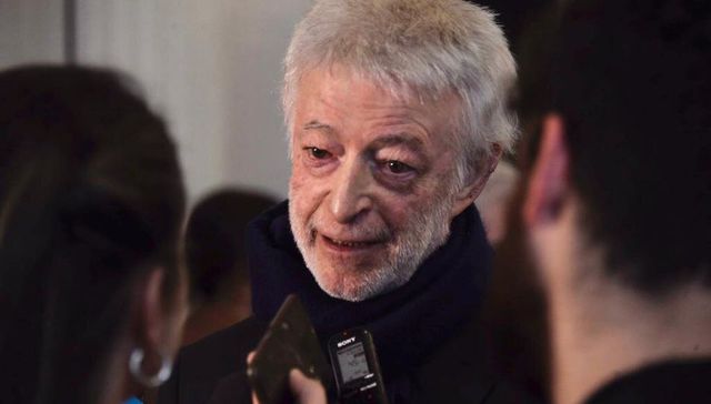 Como sinónimo de ‘pendiente’