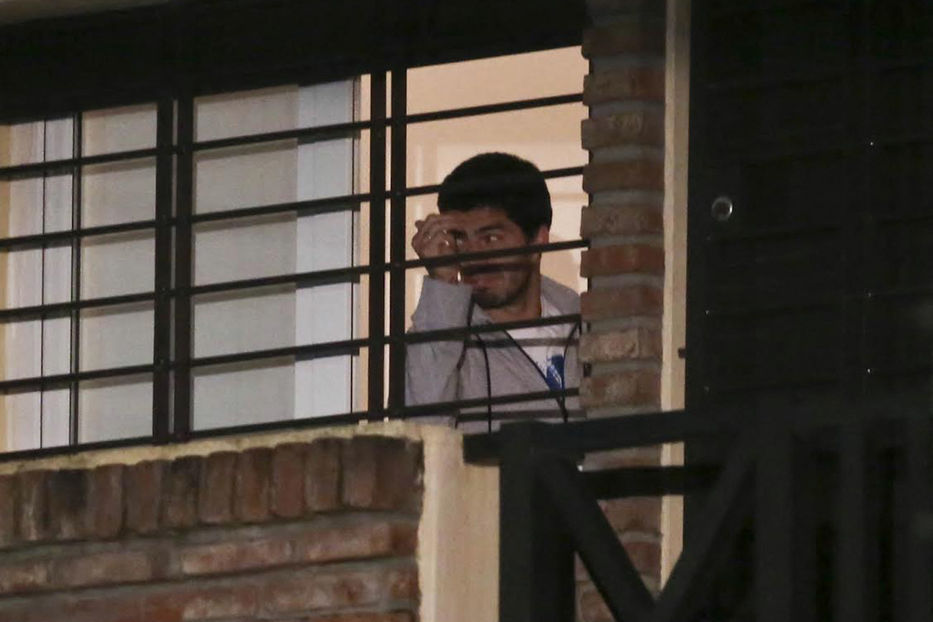 Luis Suárez en su casa en Lagomar tras ser “expulsado” de Brasil. Foto: PABLO BIELLI / AFP