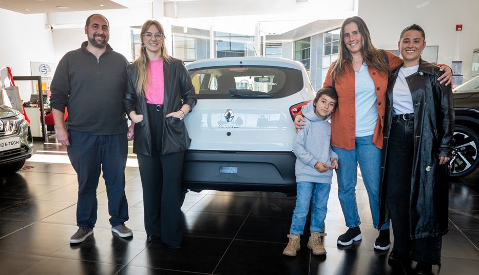 Juan Pablo Dall'Orso; María Inés Pérez, gerenta de Publicidad y Acuerdos de Montevideo Comm; Franco Dall'Oso, María Damiani y Agustina Rodríguez, Brand Manager de Renault Uruguay. Foto: Javier Noceti