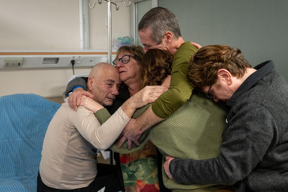 Luis, Clara, Fernando, Gabriela y Mía se abrazan en febrero de 2024. Foto: Ejército israelí / AFP