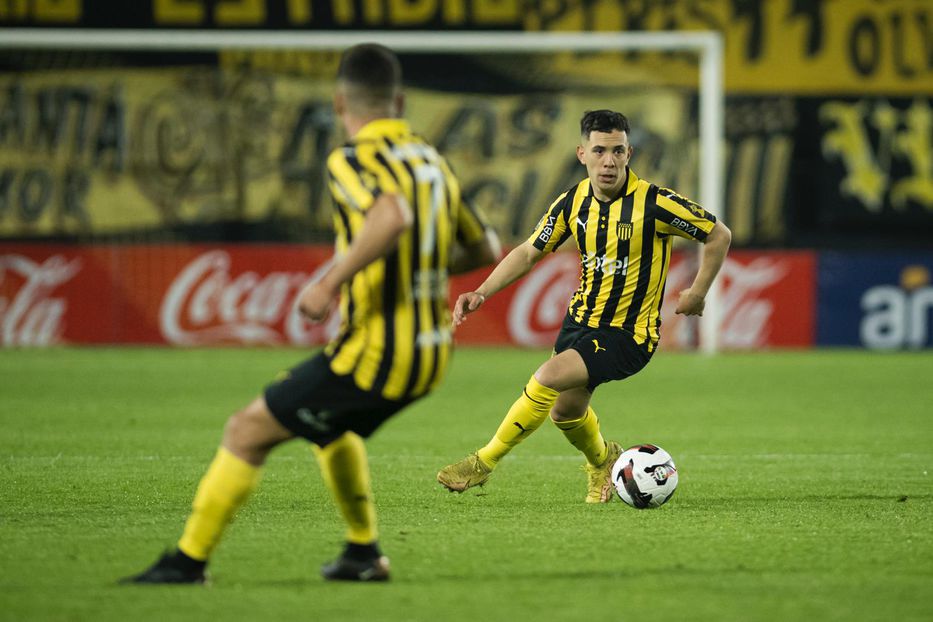 Leo Fernandez con pelota dominada