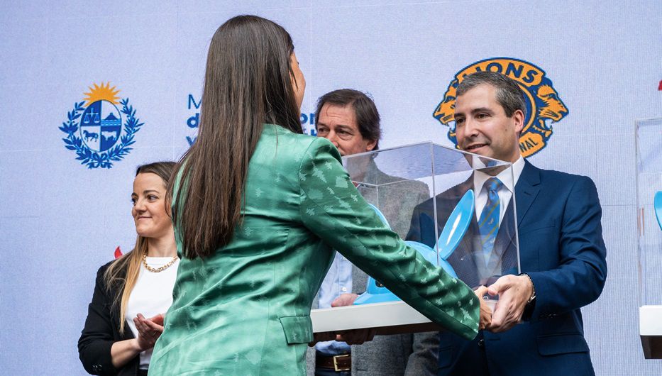 Diego Guerrero recibe reconocimiento de Fundación Canguro. Foto: cedida a Montevideo Portal