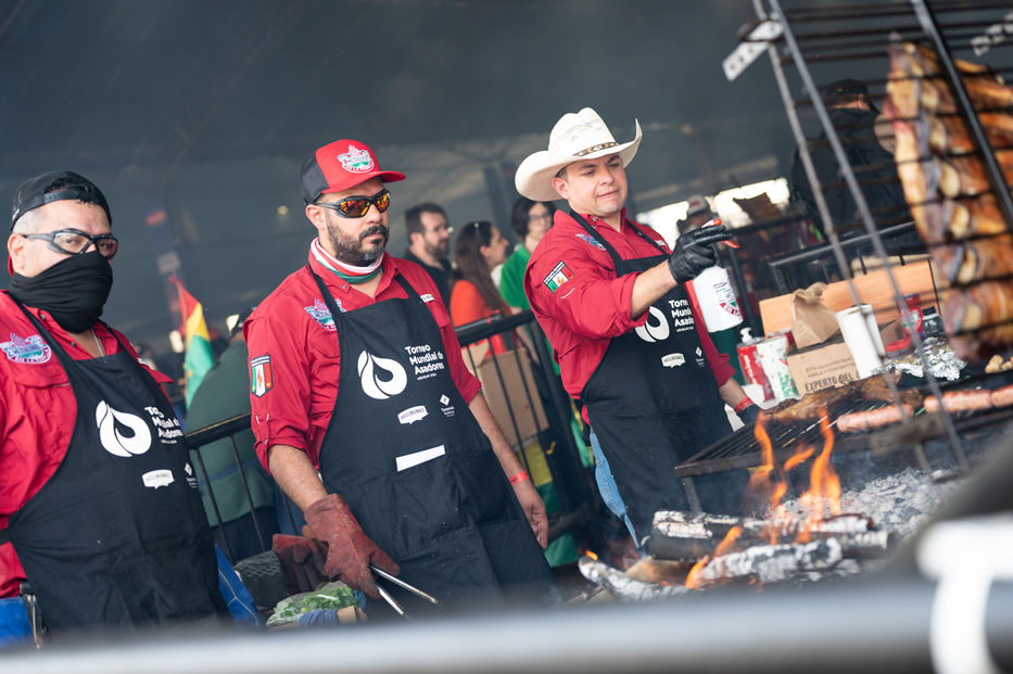 Las delegaciones mexicanas demostraron que no sólo saben de tacos y burritos. También son grandes asadores.