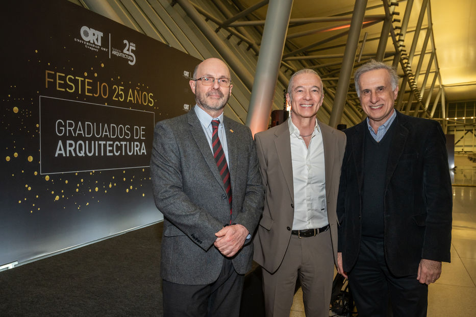 De izquierda a derecha: Daniel Oliveri, vicerrector administrativo; Gastón Boero, decano de la Facultad de Arquitectura y Eduardo Hipogrosso, vicerrector de Gestión y Desarrollo Institucional.