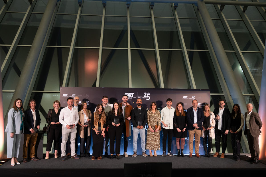 Embajadores de cada generación de graduados. Foto cedida a Montevideo Portal.