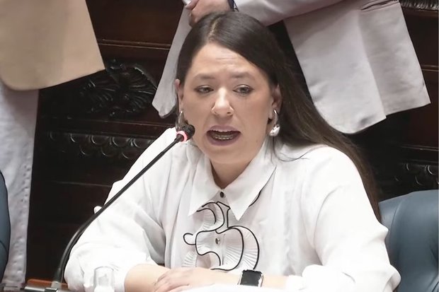 Bettiana Díaz durante interpelación a Nicolás Martinelli. Foto: captura