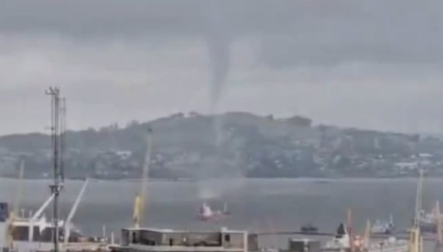 Tromba marina sorprende en la bahía del puerto de Montevideo