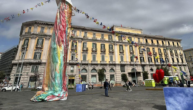 Erguido frente a todo