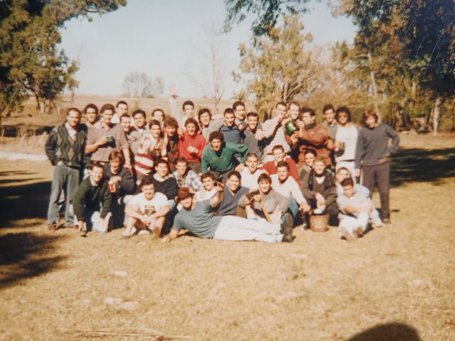 Guillermo Franchi y sus compañeros de la Facultad de Agronomía en 1997. Foto: cedida a Montevideo Portal