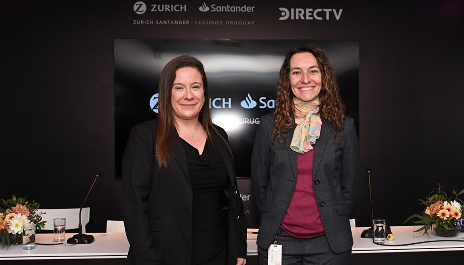 Silvana Lettieri, de DIRECTV, y Sabrina Otero, de Zurich, en la firma del acuerdo. Foto: cedida a Montevideo Portal