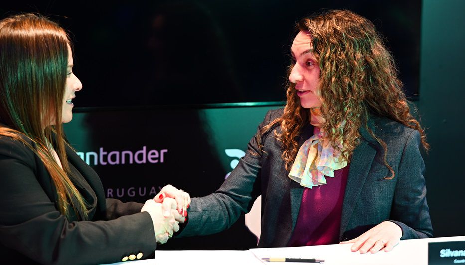 Silvana Lettieri y Sabrina Otero en la firma del acuerdo. Foto: cedida a Montevideo Portal