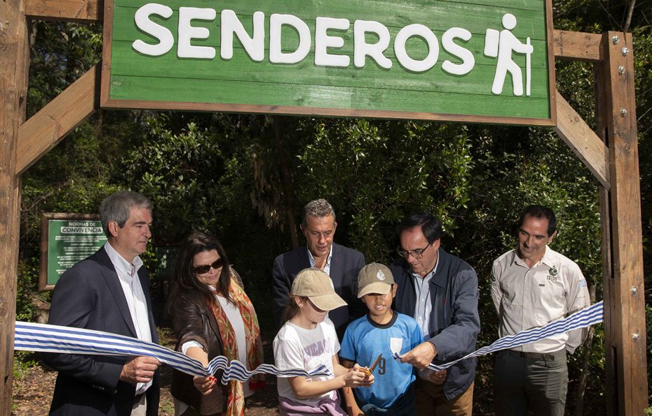 Autoridades nacionales, departamentales y de Salus en el corte de cinta. Foto: cedida a Montevideo Portal