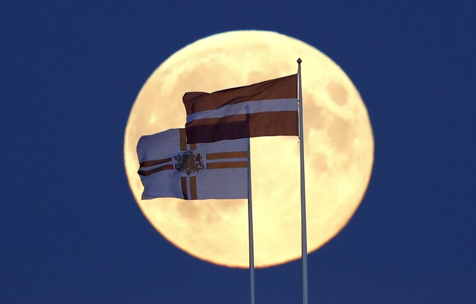 Luna del Cazador en Riga, Letonia. EFE/EPA/VALDA KALNINA