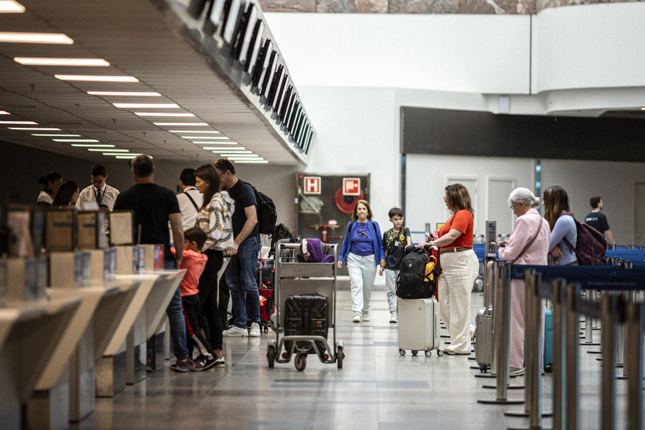 El aeropuerto de Porto Alegre reabrió hoy tras cinco meses de cierre por inundaciones