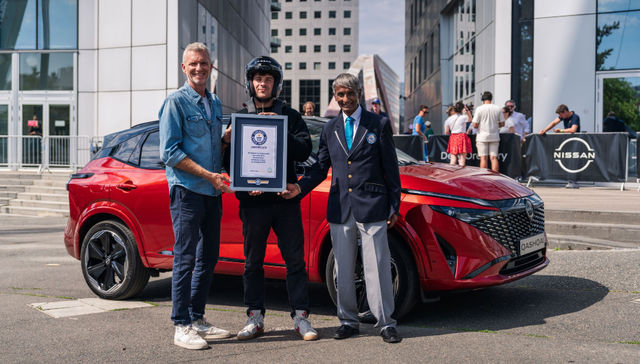 Nissan Qashqai marcó un récord Guinness al saltar de una altura de 65 metros en París
