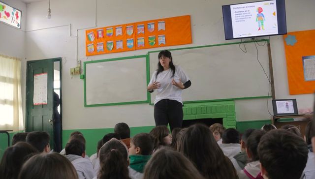 Dove ha contribuido a fortalecer la autoestima de más de 7.000 escolares y liceales