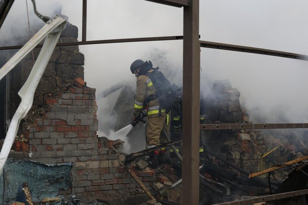 Un bombero apaga un fuego tras el bombardeo ruso en la ciudad de Járkov, Ucrania. Foto: EFE.