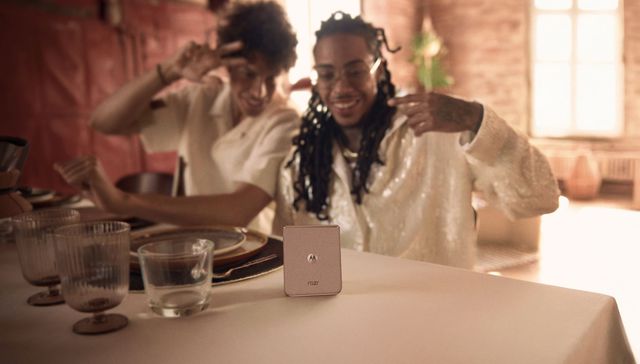 Motorola creó smartphones del color del año 2025: Mocha Mousse
