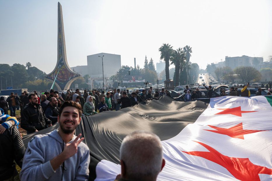 Sirios festejan en la principal plaza de Damasco este lunes. Foto: Omar Haj Kadoura / AFP