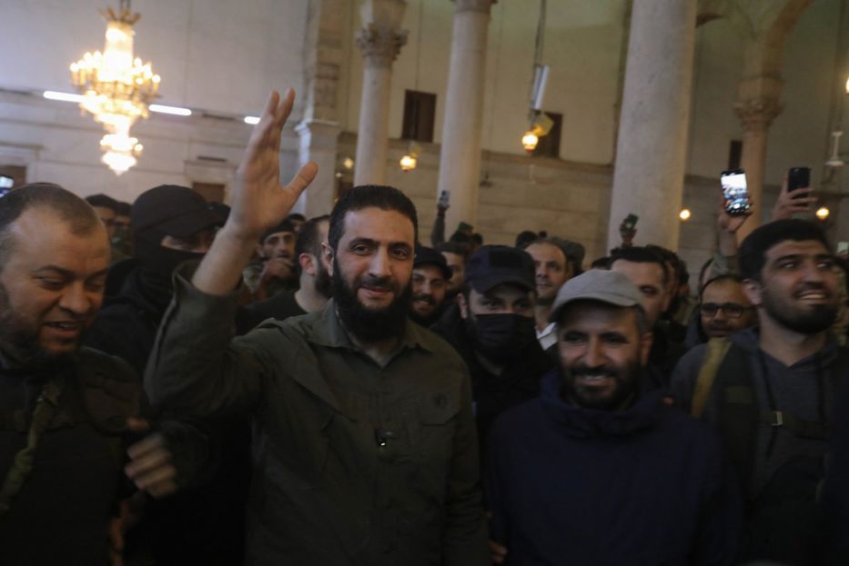 Abu Mohamed al Jolani saluda a la multitud antes de dirigirse a ellos en la histórica Mezquita Omeya. Foto: Abdulaziz Ketaz / AFP