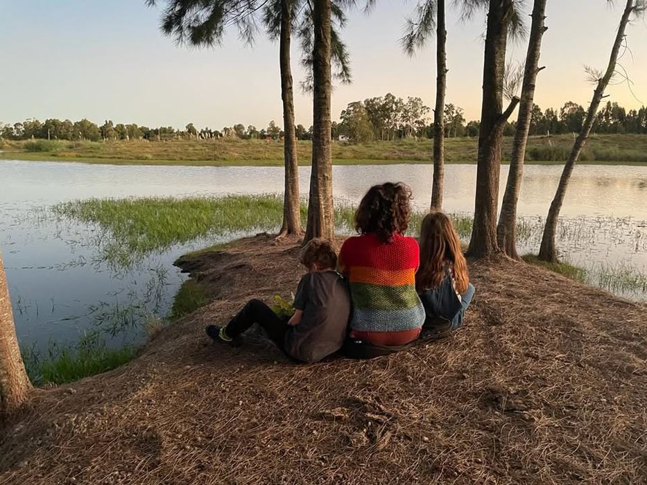 Laura con sus dos hijos. Foto: Facebook Laura Alonsopérez.