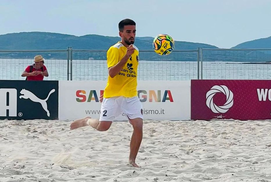 Martín Bastos Moncalvo en el Bologna de fútbol playa. Foto: Instagram @martinbastosmoncalvo10