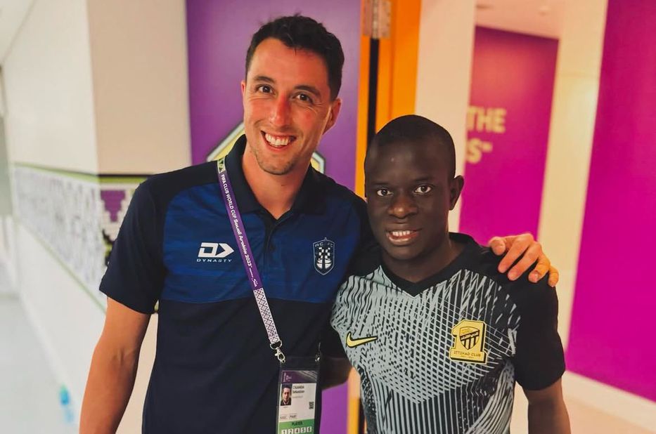 Sebastián Ciganda con N’Golo Kanté, francés del Al-Ittihad. Foto: @sebciganda