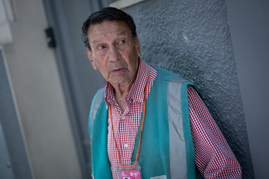 Luis Alberto tiene 86 años y hace 16 que está en la calle Soriano. Pasará su Nochebuena en la rambla. Foto: Javier Noceti / Montevideo Portal