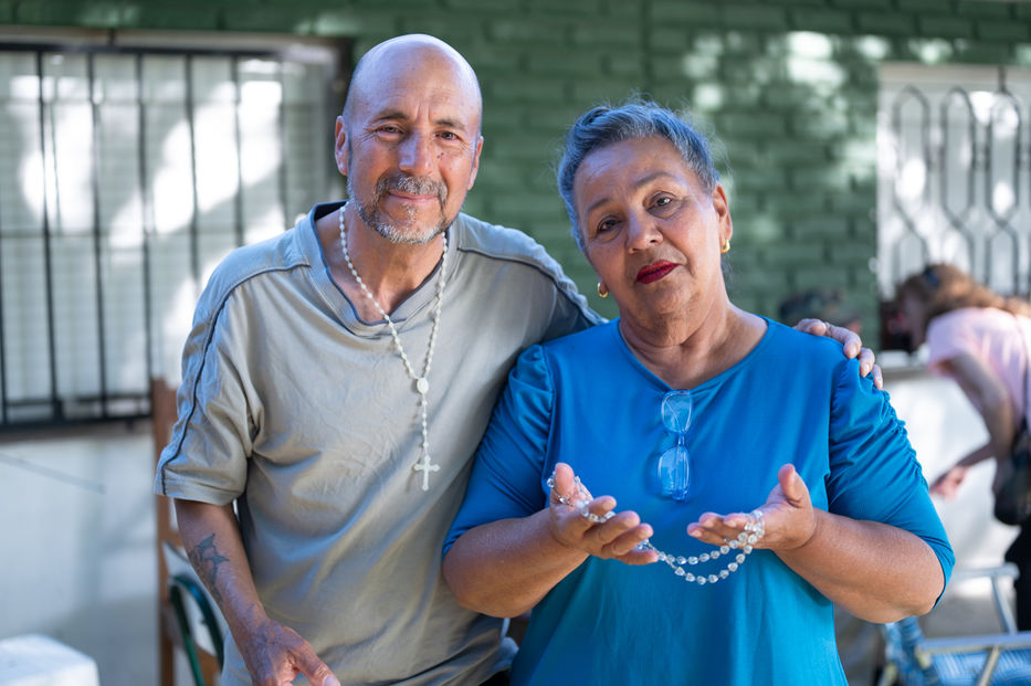 Jaime y Delia escaparon de la extorsión de la narcoguerrilla de Colombia y hoy viven en la comunidad del Hogar de Cristo. Foto: Javier Noceti / Montevideo Portal