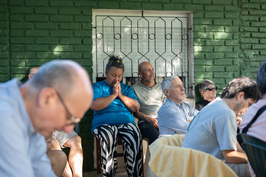 En primer plano, Jonh Paiz, un voluntario que junto a su esposa y su hija, ayudan a la comunidad jesuita. Foto:Javier Noceti / Montevideo Portal