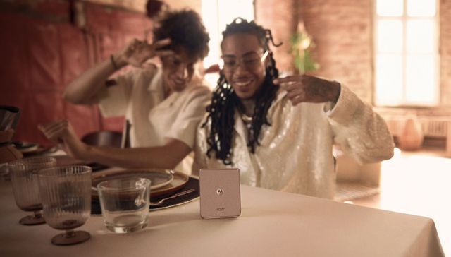 Motorola razr 50 ultra llegó a Uruguay en el Color del Año 2025 de Pantone: Mocha Mousse