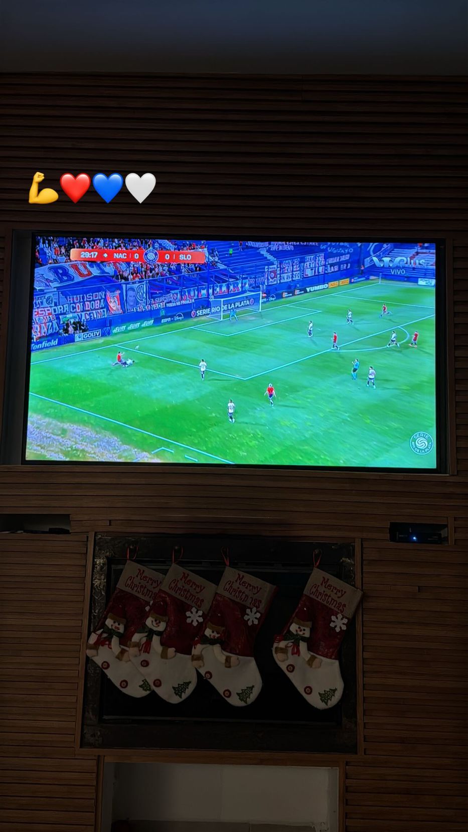 Kike Olivera mirando el amistoso entre Nacional y San Lorenzo. Foto: Instagram @cristianolivera967