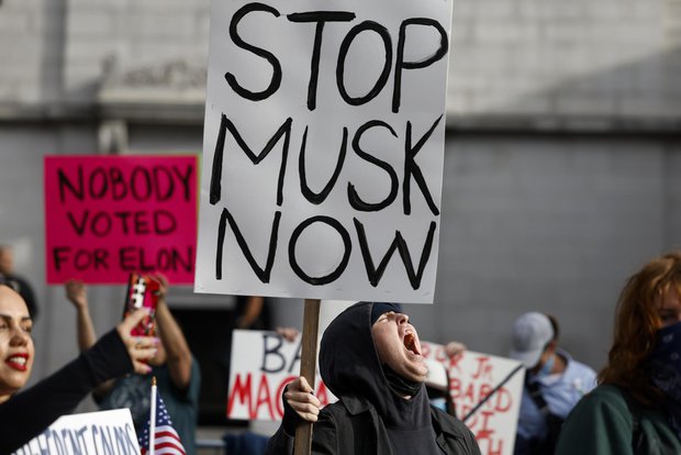 Una protesta en Los Ángeles contra políticas aplicadas por el gobierno de Trump. Foto: EFE.