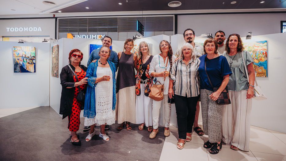 Colectivo de artistas y representantes de Nuevocentro. Foto: cedida a Montevideo Portal