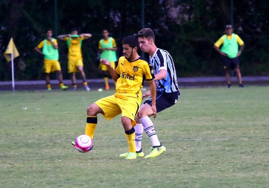 Martín Chaves jugando para Peñarol contra Gremio, su siguiente club. Foto: Instagram @martinchaves10