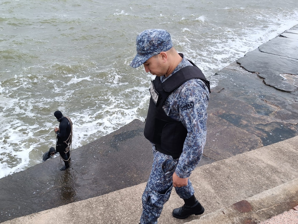 Macabro: pescadores hallaron un cadáver atado de pies en las rocas de la Escollera Sarandí