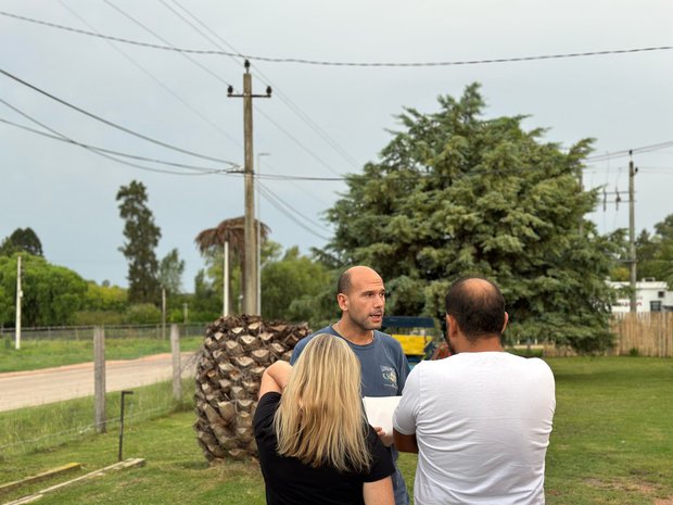 Martín Lema con vecinos de Melilla. Foto: X de Martín Lema (@MartinLemaUy)