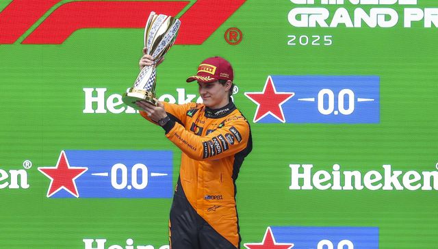 Con el pecho inflado