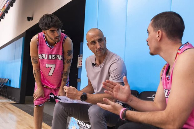 Ginóbili entre dos uruguayos: Fede Vigevani y Coco Gallo. Foto: @fedevigevani