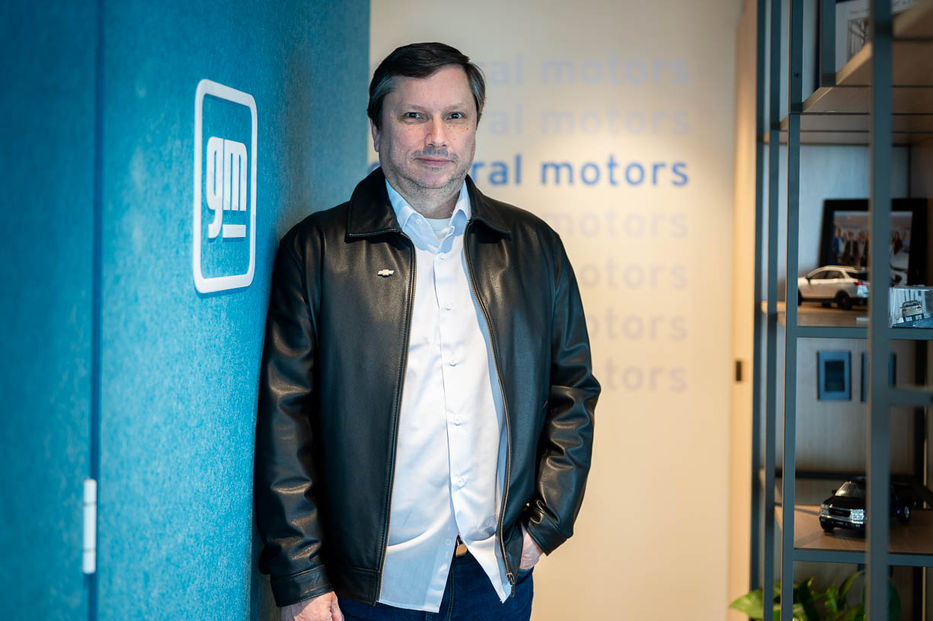 En la cima y acelerando