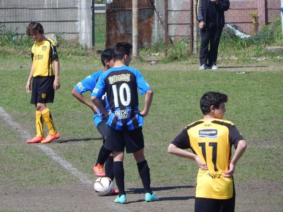 Gianluca Colla (10) jugando en Liverpool contra el Peñarol Agustín Álvarez Martínez (11) y Facundo Pellistri