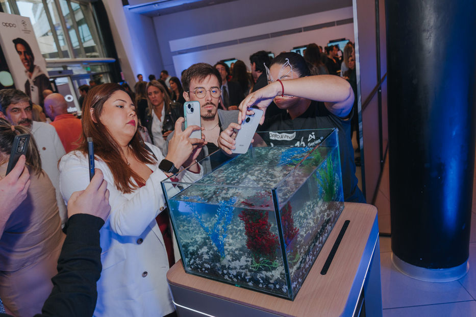 Zona de experiencias para conocer de primera mano la Serie Reno13. Foto: cedida a Montevideo Portal