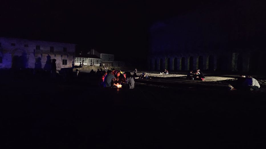 Estudiantes universitarios y peregrinos esperando la vuelta de la luz en la Plaza de Obradoiro.&nbsp;La luz surge de un vehículo de la Cruz Roja que hacía guardia. Foto: Federico Pereira<b></b>