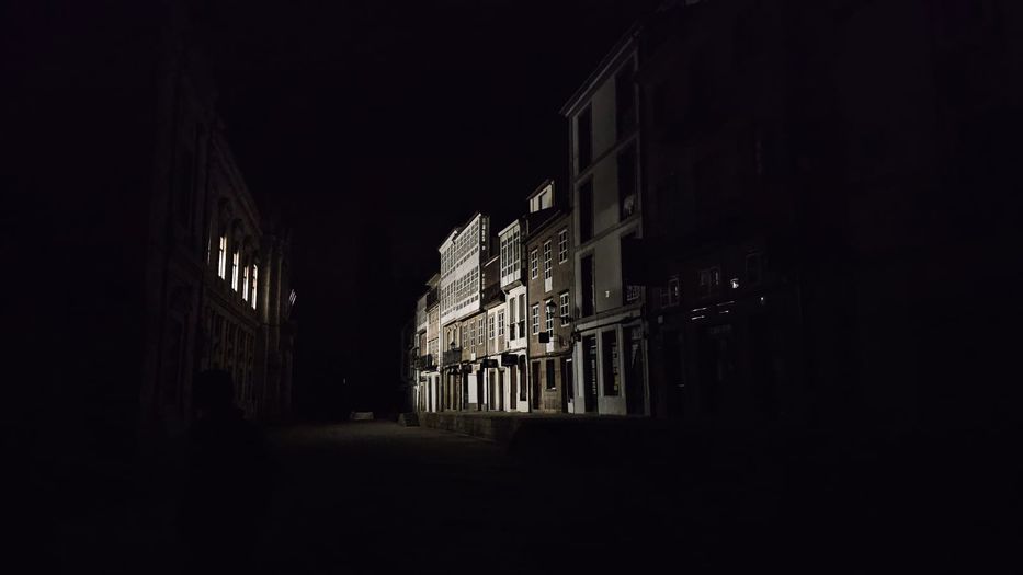 La luz de la Facultad de Medicina de la Universidad de Santiago de Compostela ilumina las fachadas del casco histórico compostelano. Foto: Federico Pereira