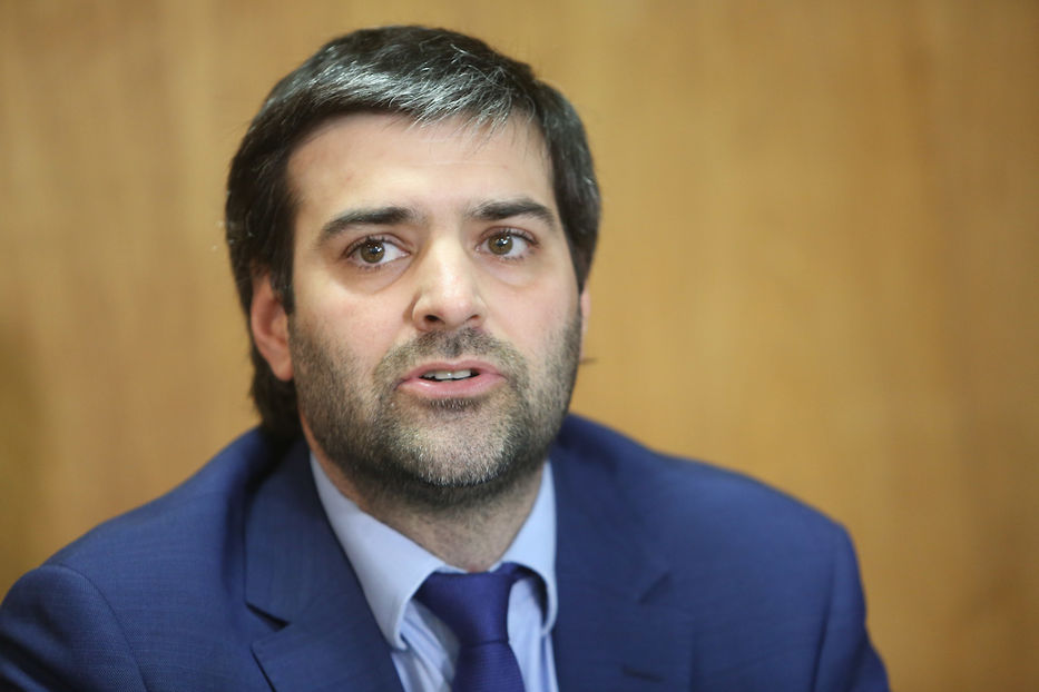 Sigue firme con su postura