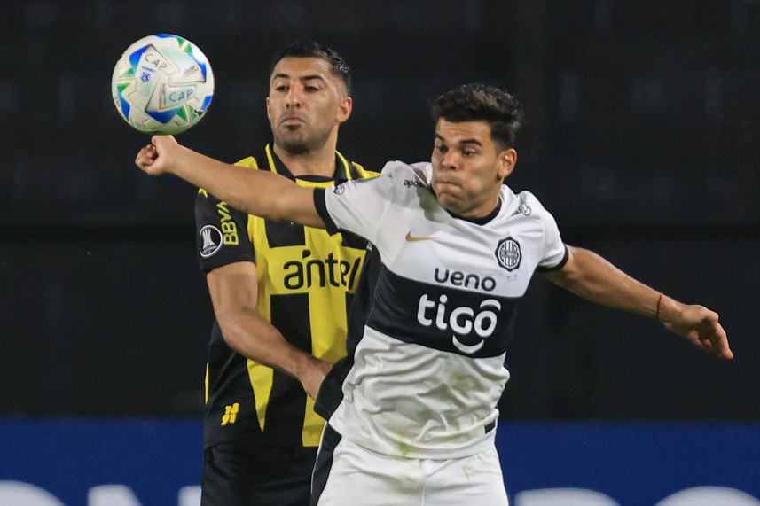 Libertadores: Peñarol derrotó en remontada 3-2 a Olimpia en el CDS y clasificó a octavos