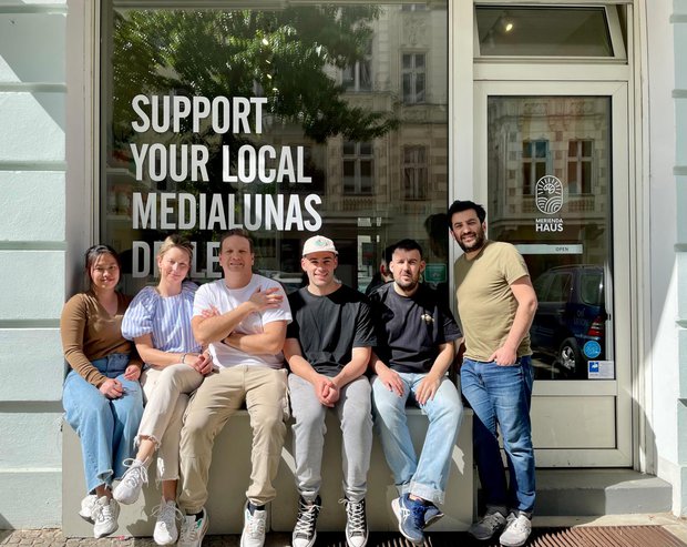 Paolo Zagami y su equipo de La Merienda Haus en Berlín. Foto: cedida a Montevideo Portal